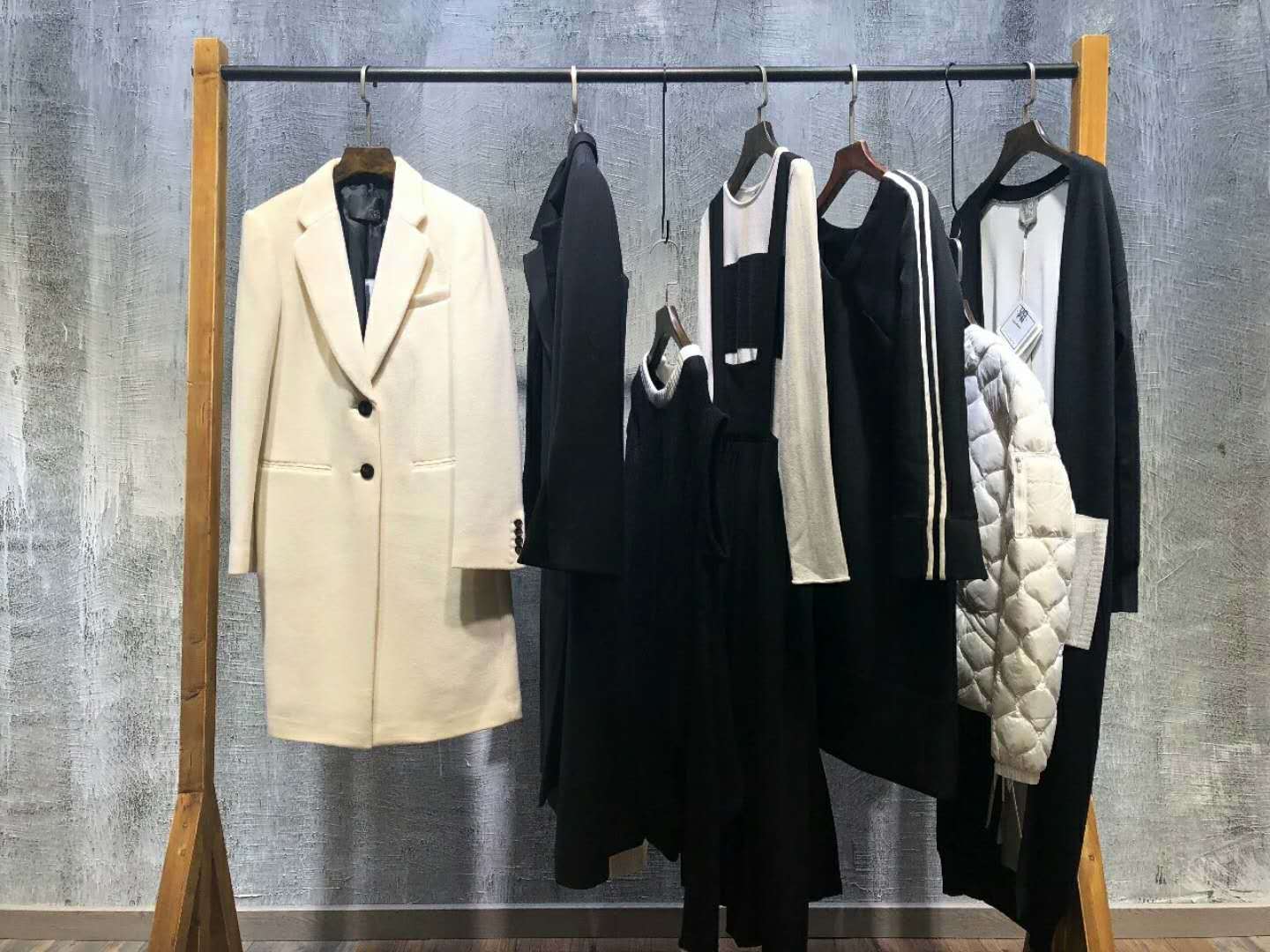 女裝店鋪陳列藝術 巧思陳列，點亮服飾獨特魅力